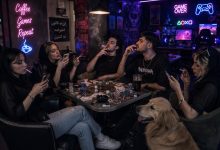 غرب زدگی و خودتحقیری جوان ایرانی سگ کافه قمار سیگار گیمر